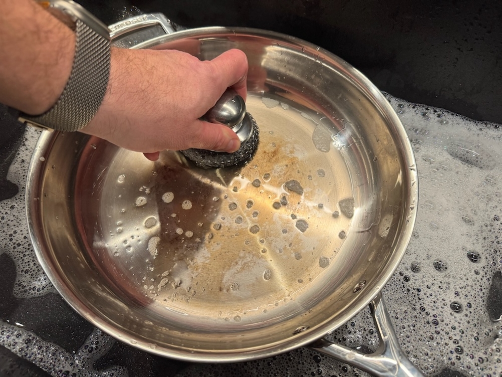 Reinigung der Le Creuset 96200228001100 mit einer Bürste