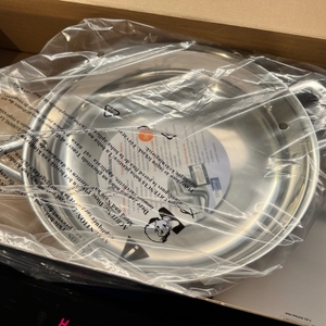 Le Creuset 96200228001100 in Folie eingewickelt