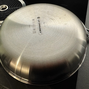 Unterseite der Le Creuset 96200228001100