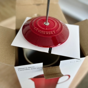 French Press im Test: Verpackung einer Le Creuset French Press wurde geöffnet.