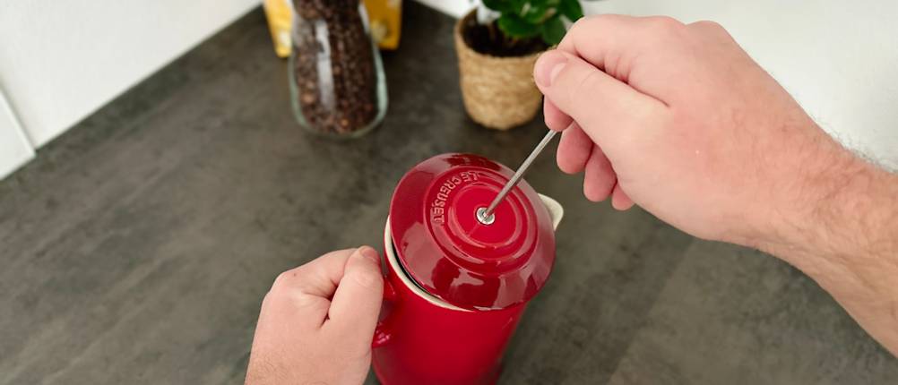 French Press im Test: Le Creuset Kaffee-Bereiter wird zusammengebaut.