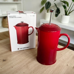 French Press im Test: Lieferumfang einer Le Creuset French Press steht auf einem Tisch.
