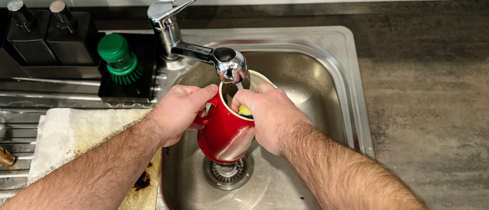 French Press im Test: Le Creuset Kaffee-Bereiter wird in der Spüle gereinigt.