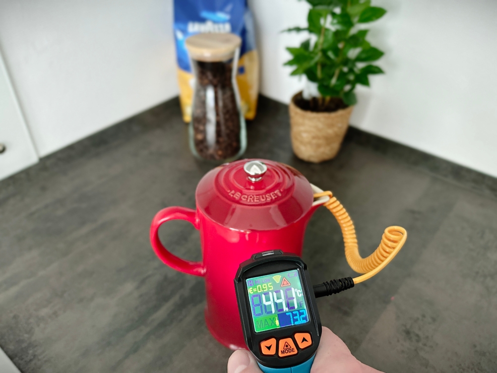 French Press im Test: Le Creuset Kaffee-Bereiter wird mit einem Thermometer gemessen.