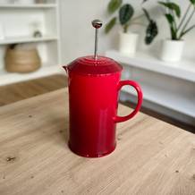 French Press im Test: Le Creuset French Press steht auf einem Tisch.