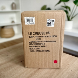 French Press im Test: Verpackung einer Le Creuset French Press steht auf einem Tisch.