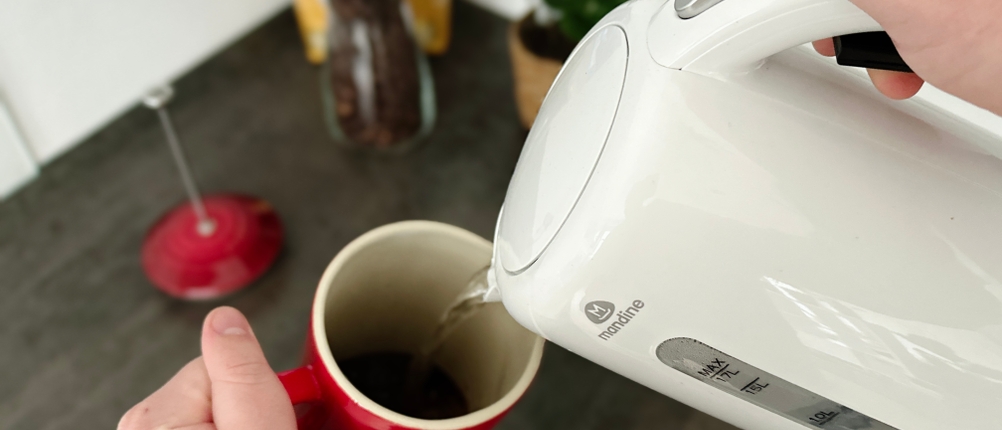 French Press im Test: Le Creuset Kaffee-Bereiter wird mit Wasser befüllt.