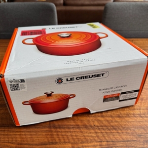 Der Karton des Le Creuset LS2501-2467SS steht auf einem Tisch