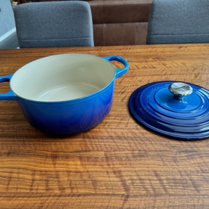 Der Behälter des Le Creuset LS2501-2467SS liegt neben dem Deckel auf einem Tisch