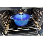Der Le Creuset LS2501-2467SS steht geschlossen in einem Ofen