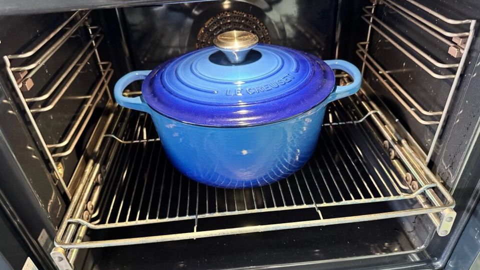 Der Le Creuset LS2501-2467SS steht geschlossen in einem Ofen