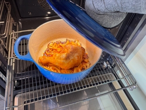 Eine Hand hebt den Deckel des Le Creuset LS2501-2467SS nach dem Braten ab