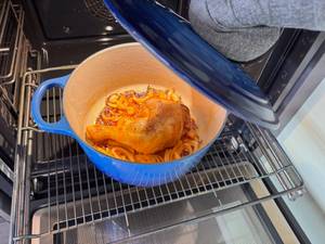 Eine Hand hebt den Deckel des Le Creuset LS2501-2467SS nach dem Braten ab