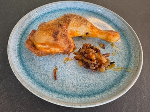 Fleisch und Zwiebeln aus dem Le Creuset LS2501-2467SS liegen auf einem Teller