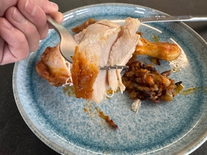 Auf einer Gabel liegt Fleisch aus dem Le Creuset LS2501-2467SS