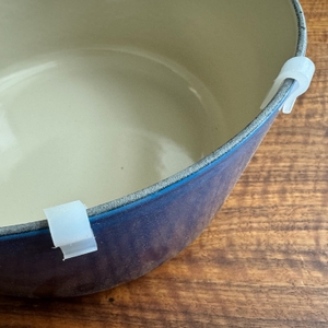 Am oberen Rand des Behälters des Le Creuset LS2501-2467SS befinden sich zum Schutz Gummiteile.