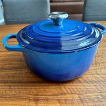 Der Le Creuset LS2501-2467SS steht mit Deckel auf einem Tisch