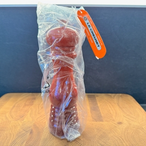 Le-Creuset-Salz- und Pfeffermühle in Plastikverpackung