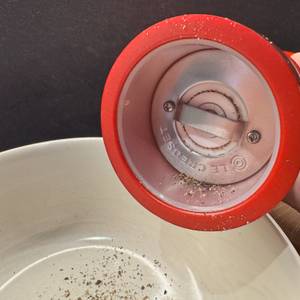 Unterseite der Le-Creuset-Salz- und Pfeffermühle nach dem Mahlen