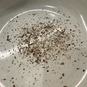 Gemahlene Pfefferkörner mit der Le-Creuset-Salz- und Pfeffermühle