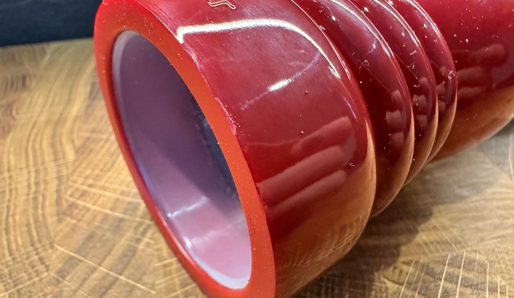 Abgeplatzter Lack an der Le-Creuset-Salz- und Pfeffermühle
