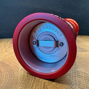 Deckel abmontiert neben der Le-Creuset-Salz- und Pfeffermühle