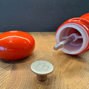 Der abmontierte Deckel liegt neben der Le-Creuset-Pfeffermühle.