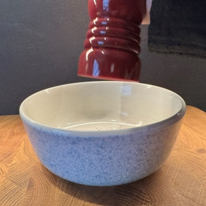 Pfeffer mahlen mit der Le-Creuset-Salz- und Pfeffermühle