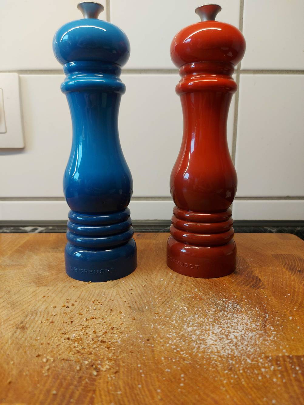 Salz- und Pfeffermühle-Test: Zwei Mühlen auf einer Arbeitsfläche.
