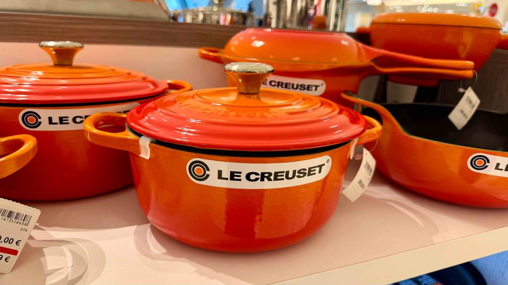 Le-Creuset-Töpfe-Test: Auf dem Topf steht groß der Markenname.