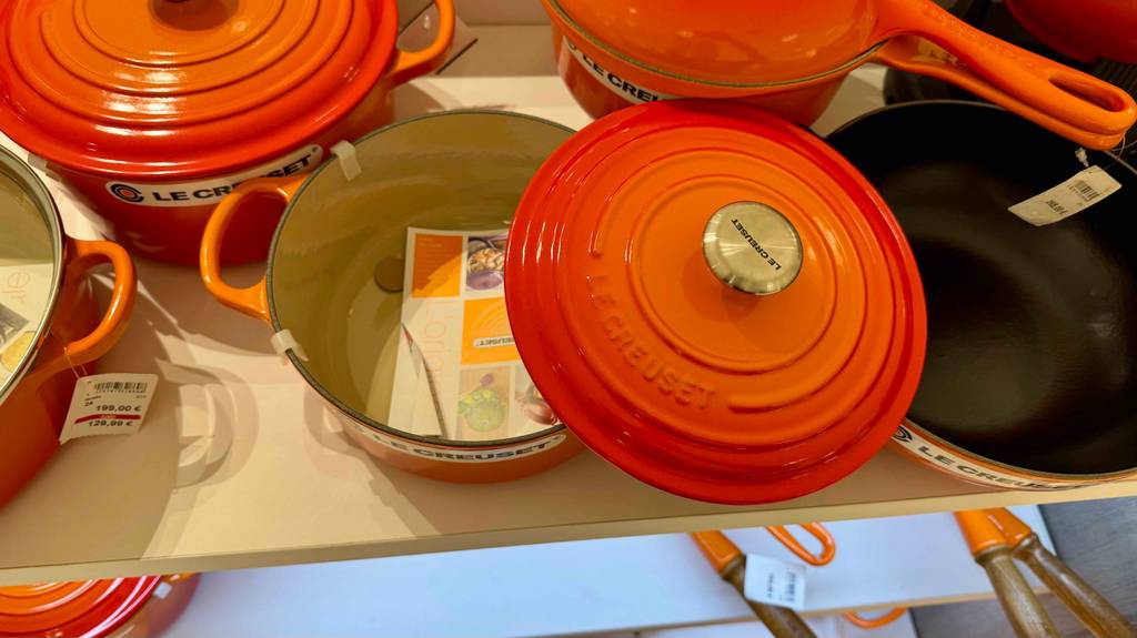 Le-Creuset-Töpfe getestet: Blick von oben in einen Topf, der Deckel liegt halb darauf.
