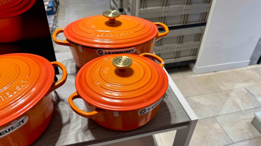 Blick von schräg oben auf mit Deckel verschlossene getestete Le-Creuset-Töpfe.
