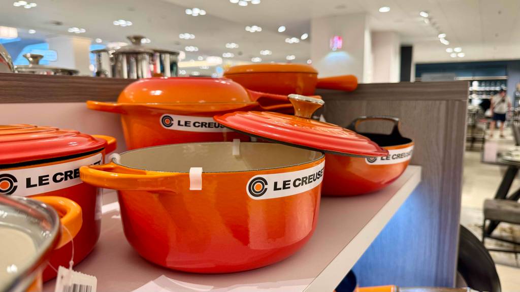 Le-Creuset-Töpfe-Test: Seitenansicht eines Topfes, auf dem der Deckel halb liegt.