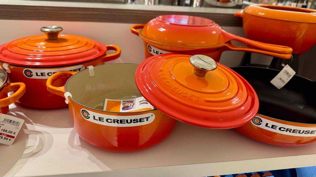 Ein Set mit mehreren Le-Creuset-Töpfen steht zum testen auf einem weißen Brett.