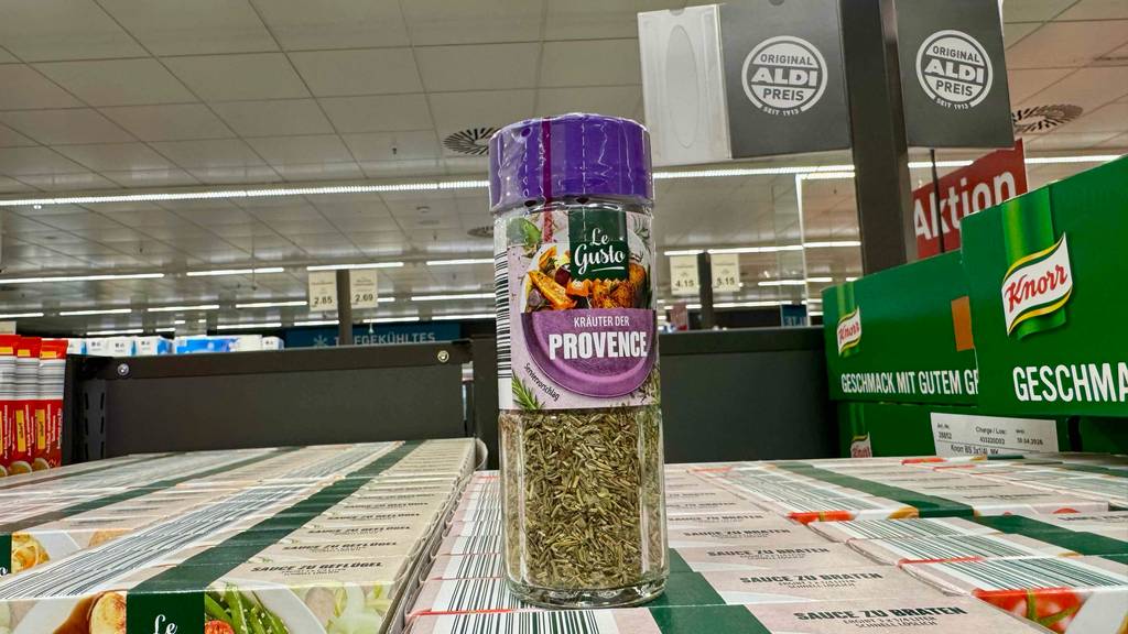 Im Test: Kräuter der Provence in der Gewürzdose stehen im Geschäft auf Packungen mit Bratensoße.