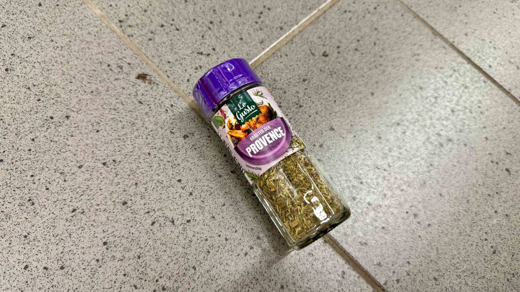 Getestet: Kräuter der Provence in einer Gewürzdose liegen auf einem Fliesenbelag.