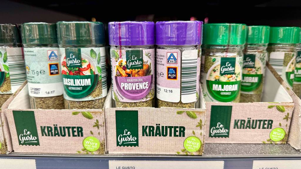Mehrere Gewürzdosen mit Kräutern der Provence im Test stehen nebeneinander neben weiteren Kräuterdosen auf einem Regal.