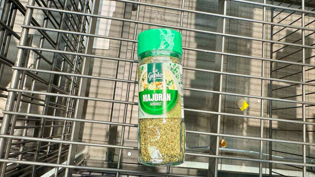Majoran-Test: Eine Gewürzdose liegt in einem Einkaufskorb.