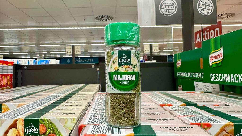 Im Test: Majoran in gerebelter Form in der Gewürzdose steht in einem Lebensmittelgeschäft auf Bratensoßen in der Verpackung.
