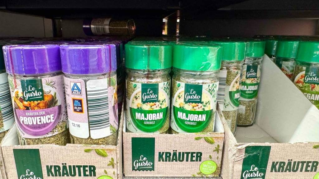 Im Test: Majoran in Gewürzdosen befindet sich im Kräuterregal.