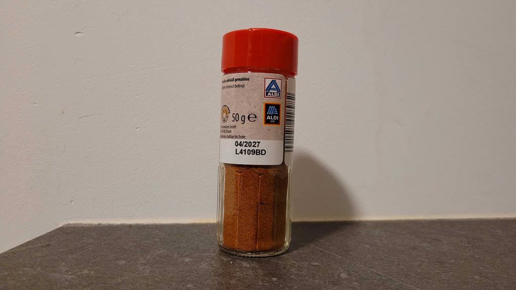 Detailansicht der Marke auf dem Gewürzstreuer mit edelsüßem Paprikapulver im Test.