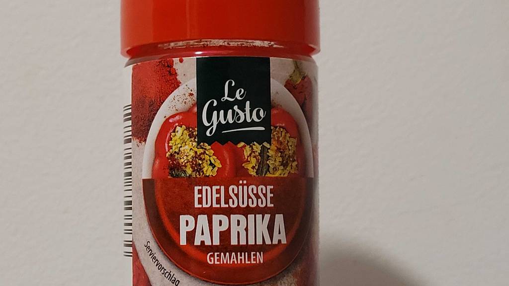 Getestetes edelsüß Paprikapulver in einem Gewürzstreuer der Marke Le Gusto.