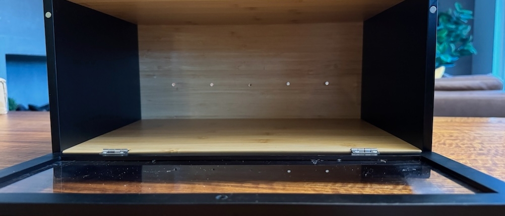 Innenansicht mit geöffneter Klappe beim Leader-Accessories-Brotkasten