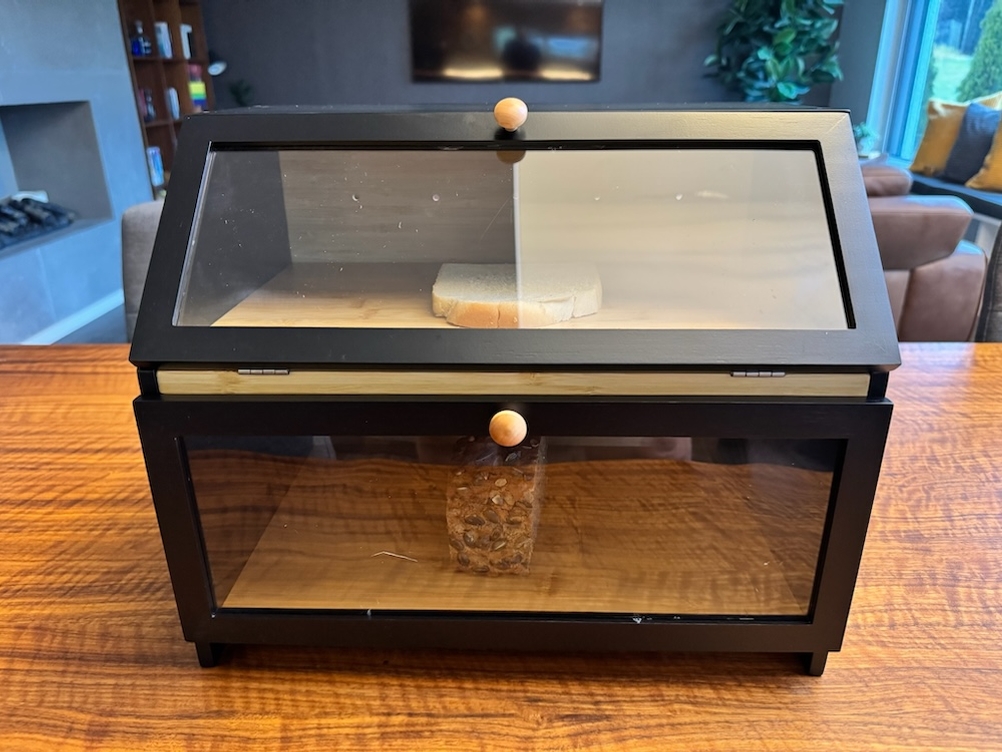 Leader-Accessories-Brotkasten auf dem Tisch mit Toast und Brot