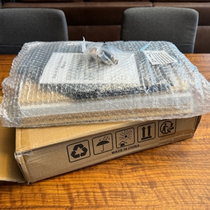 Leader-Accessories-Brotkasten in Verpackung auf dem Karton