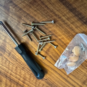 Werkzeug auf einem Tisch für den Aufbau des Leader-Accessories-Brotkasten