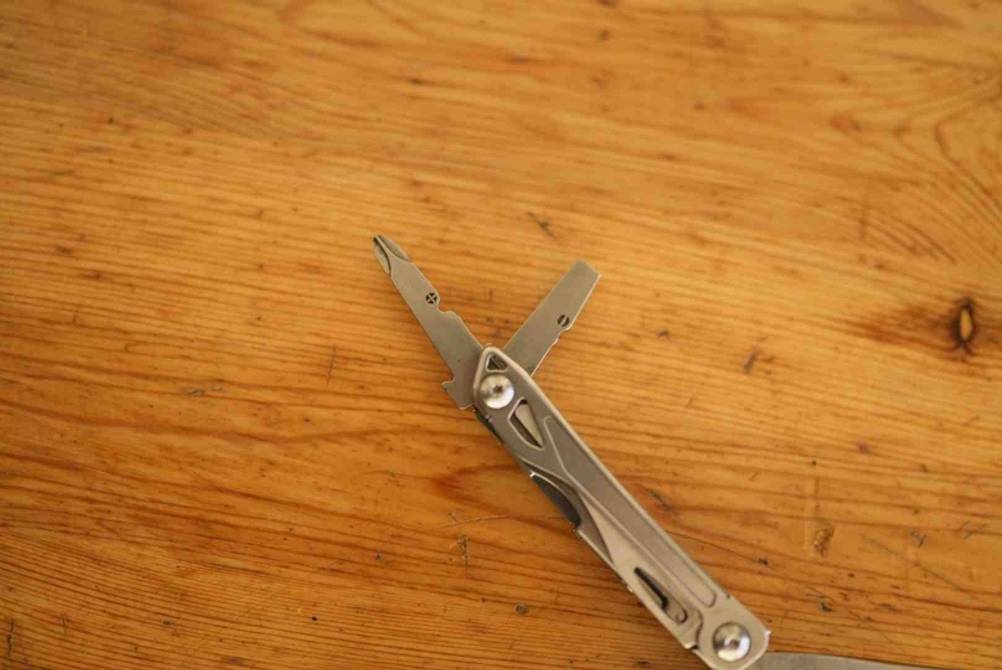 Leatherman-Test: Leatherman liegt auf Holzuntergrund.