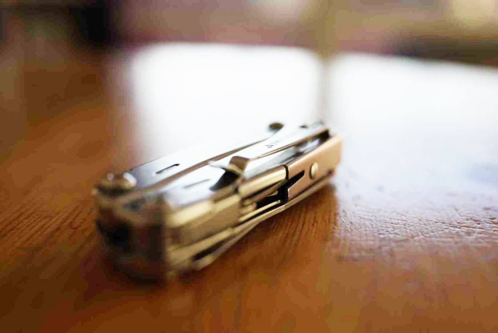 Getestet: Ein Leatherman schräg seitlich auf einem Holztisch.