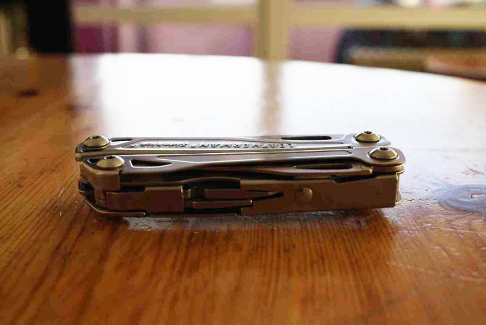 Leatherman im Test: Ein Gerät von der Seite auf einem Holztisch.