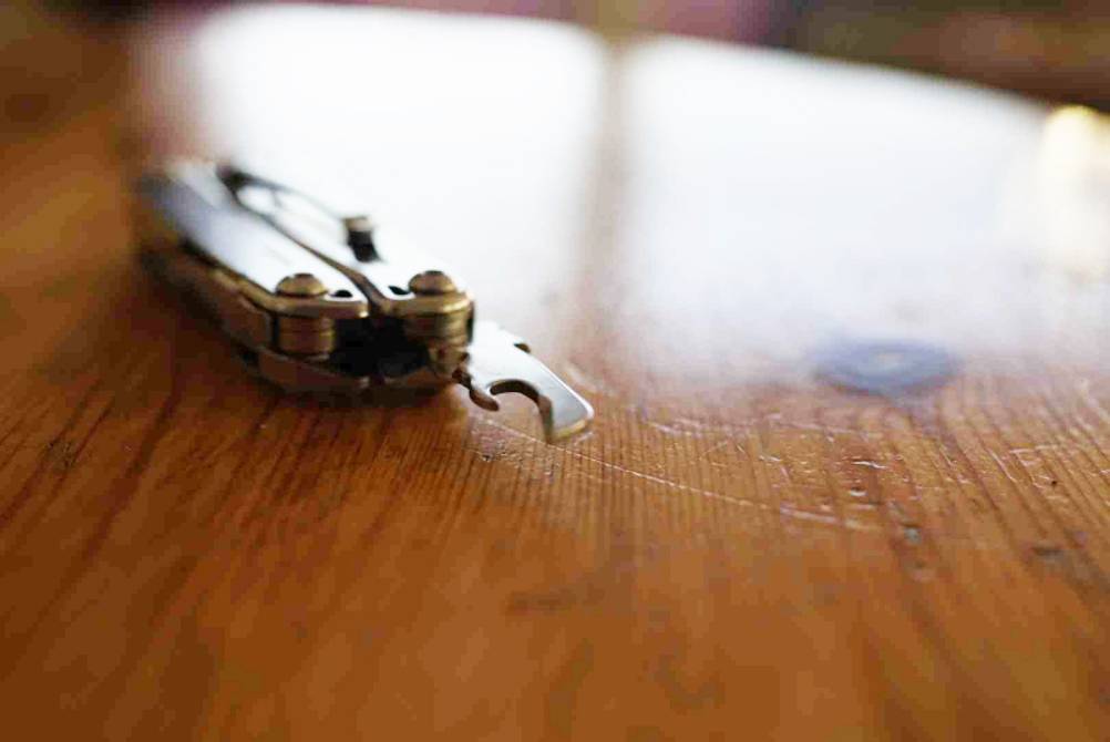 Leatherman getestet: Nahaufnahme des Flaschenöffners am Gerät.